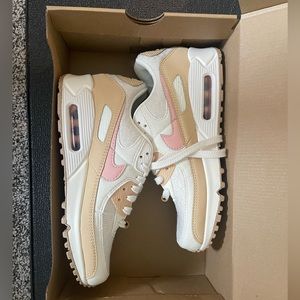 NIKE Air Max 90 - NEVER BEEN WORN - In Box
